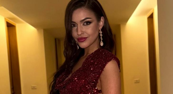 „Az ország buxája” – felirattal várták a reptéren a Miss World döntőjéről visszatérő Katzenbach Andreát