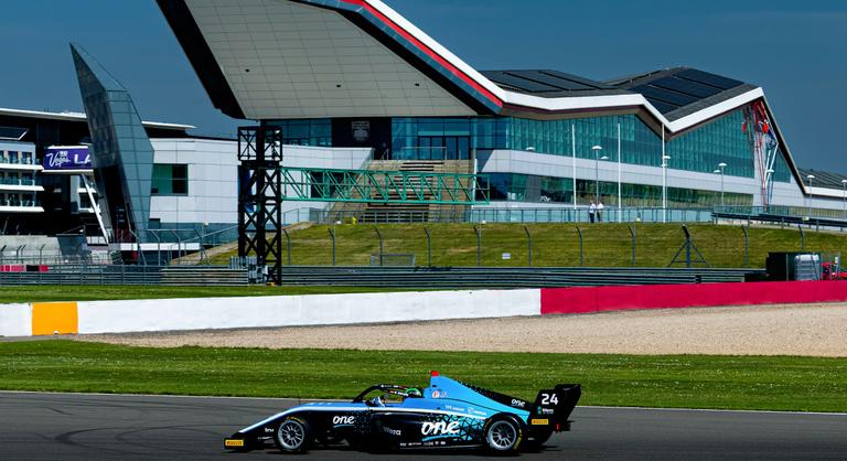 Történelmi eseményen vesz részt a Formula–4-es magyar tehetség