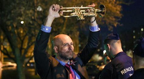 Szabó Bálint idő előtt szabadult a börtönből, kedden már Lázár János fórumán trombitált