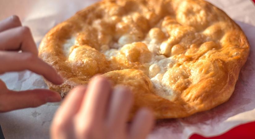 Ettől az egy titkos hozzávalótól lesz a lángos olyan finom, mint a strandon: még az anyósod is elkéri majd a receptet