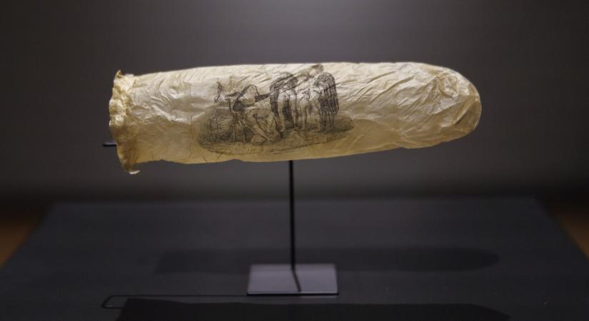 Erotikus metszetet ábrázoló, kétszáz éves óvszert állítanak ki egy holland múzeumban