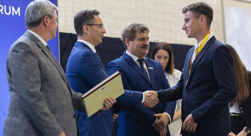 Idén is díjazta oktatóit és tanulóit a Debreceni Szakképzési Centrum – fotókkal