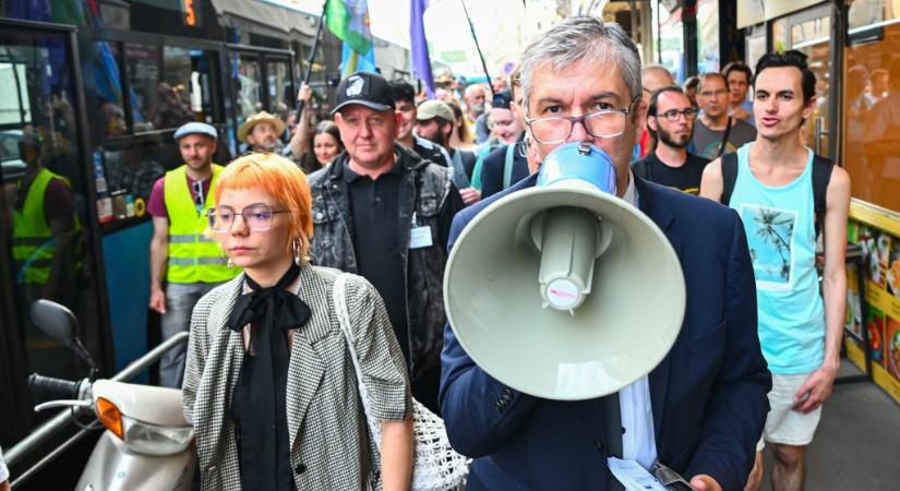 Újabb tüntetést tartott Hadházy Ákos, a Városháza elé vonultak