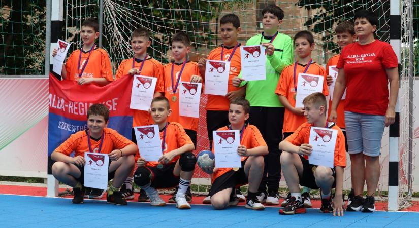 Cser-Palkovics András díjazta a verhetetlen U12-es csapatot