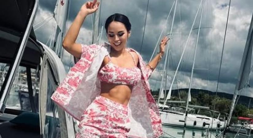 Hoppá! Sáfrány Emese bikinire vetkőzött a nyár első napján