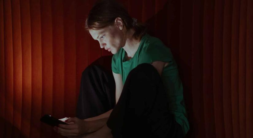 Alkohol, telefon, pornó: Mit gondolsz, a társadalom hány százaléka van ráfüggve ezekre?