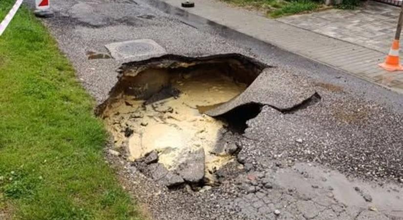 Beszakadt az útburkolat Harkán - Napokig tarthat a helyreállítás - Fotó