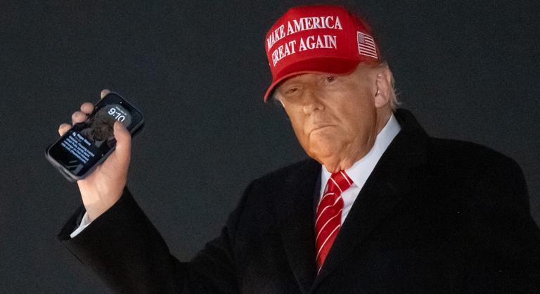 Donald Trump olyan háttérképet választott a telefonjára, hogy a fal adja a másikat