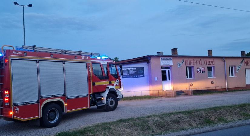 Forgalmi fennakadást okozhat egy megrongálódott villanyoszlop Mezőfalván