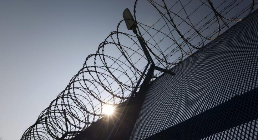 Harapdálta a fegyőröket a megvadult rab Szegeden – nagyon rosszul járt