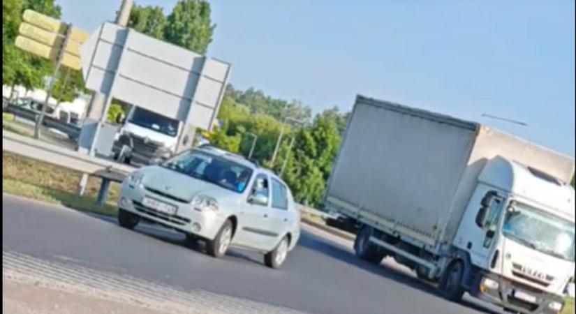 Ha nem látod, el sem hiszed, mit csinált az autós a körforgalomban – videóval