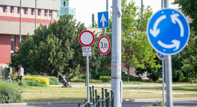 Nem lehet akármikor behajtani ebbe a forgalmas utcába, komoly bírsággal büntethetnek