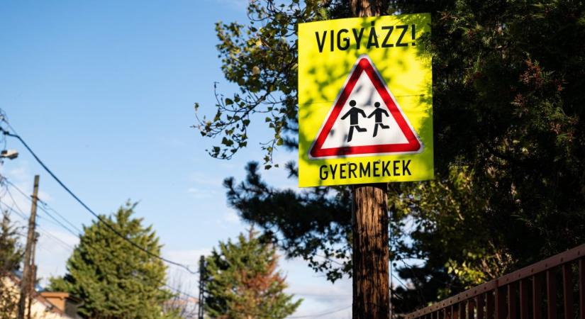 Népszava: a nappali kanapéján vagy matracon alszik a gyerekek több mint fele a szolnoki befogadó otthon