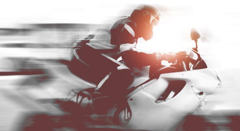 Gyerekek is veszélyben voltak: halálos tempóval száguldott végig egy motoros a csendes ceglédi utcán