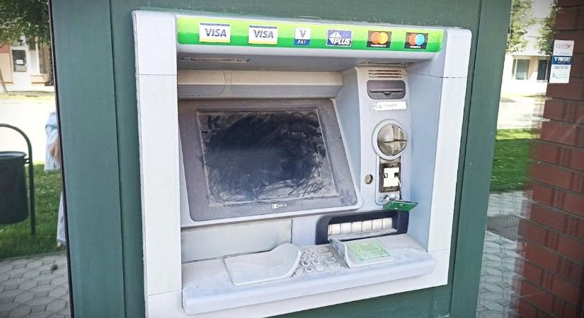 Üresen tátong a páncélszekrény – Így várja a jövőt a Sberbank épülete (galéria)