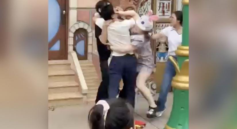 Brutális családi verekedés tört ki Disneylandben