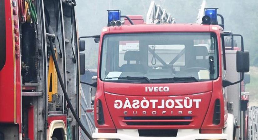 Ózdra siettek a tűzoltók, kigyulladt egy ház