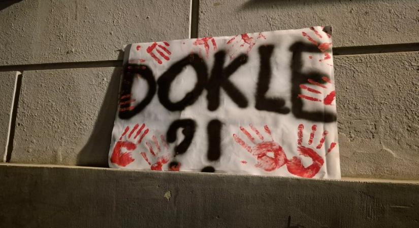 Joghallgatókra támadt egy szurkolói csoport