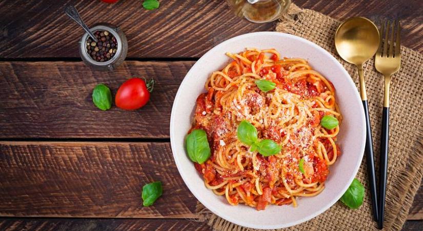 Csípős paradicsomos tészta szalonnás alappal: így készül a spaghetti all’ Amatriciana