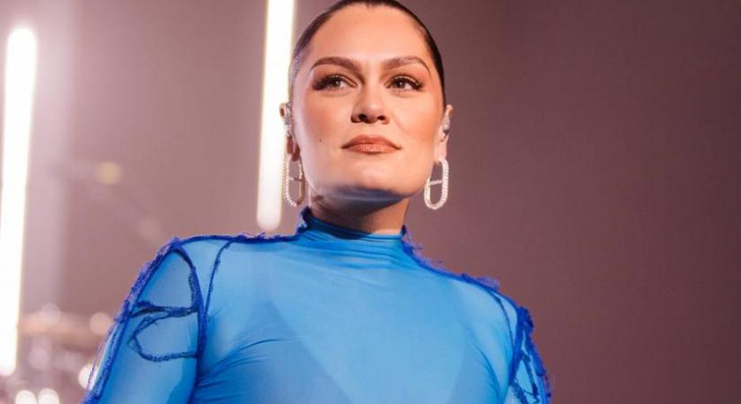 A 37 éves énekesnő mellrákkal küzd: kisfia születése után 2 évvel tudta meg a szörnyű hírt Jessie J