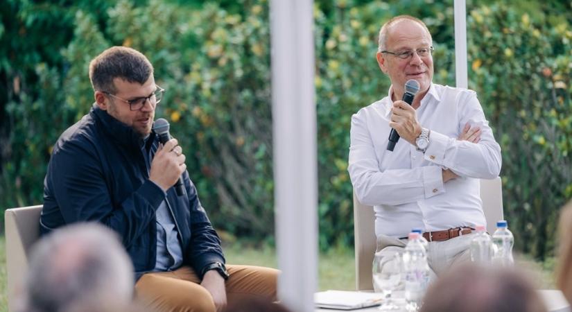 Egy előre válogatott, szűk közönségnek mondta fel a kormánypropagandát Navracsics Tibor Szombathelyen