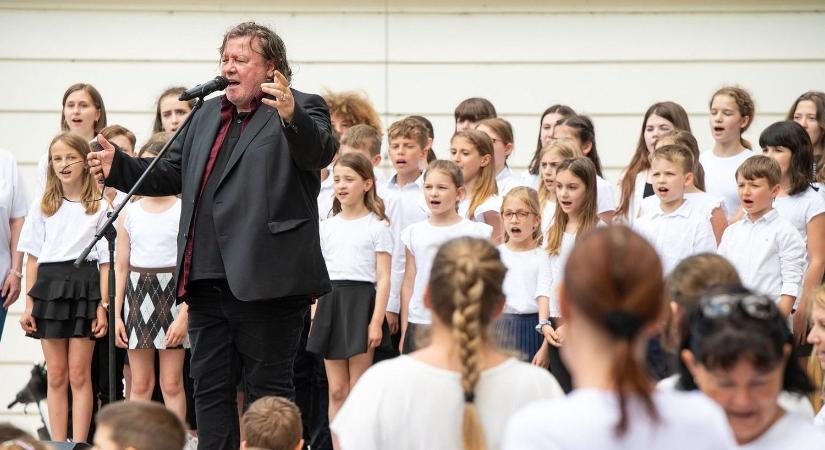 Kézfogás - Szarka Tamás koncert és közös éneklés Budapesten és a tévében