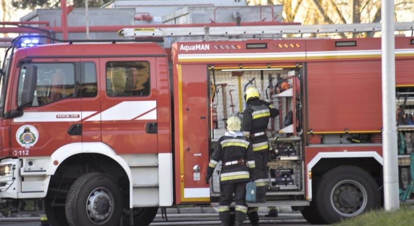 Kisteherautó műszerfala kapott lángra Hajdú-Biharban
