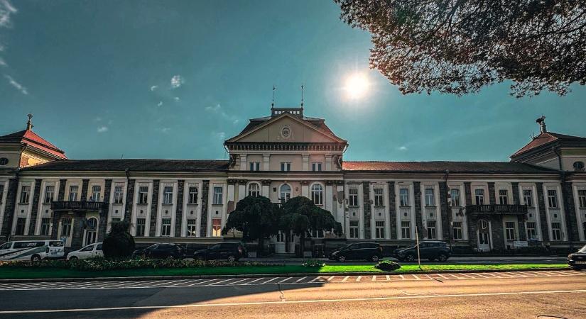 Elkezdődött a csíkszeredai városháza felújítása