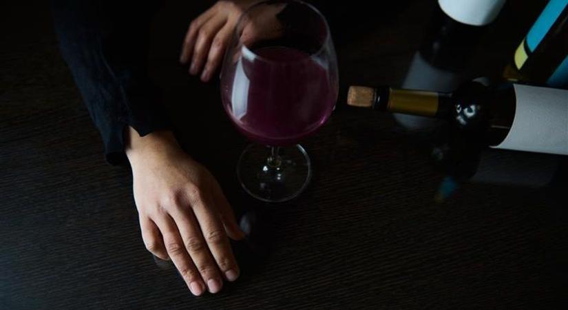3 nő és 1 férfi egy borsodi lakásban: te sem hinnéd, mi lett a közös estéből