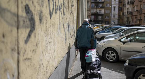 Vagy pénzt ad titokban a NAV a magyar nyugdíjasok felének, vagy valami nincs rendben a szegénységi statisztikával