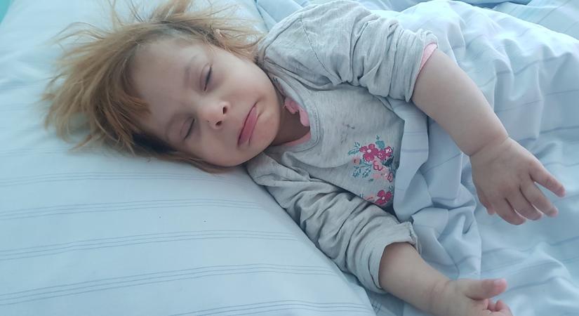 Pécsett is próbáltak segíteni a kis Mandrán, most Németországban vár életmentő műtétre a kétéves kislány