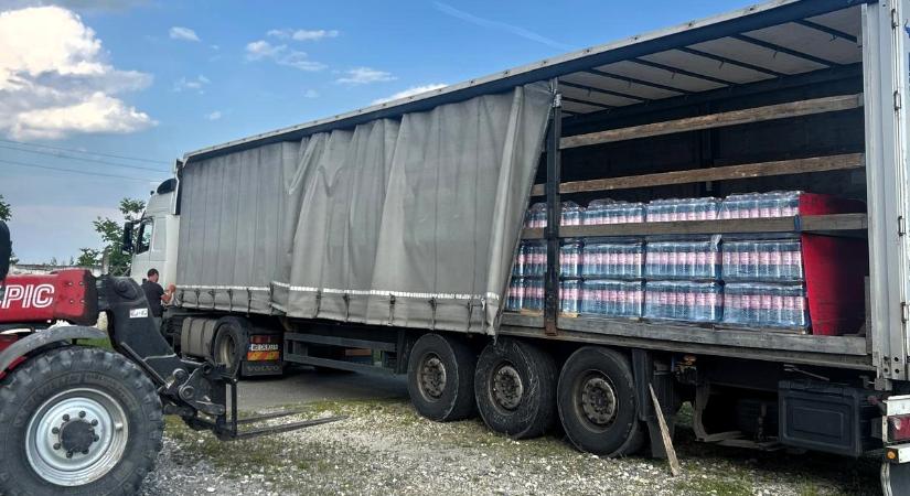 Ivóvízszállítmányok érkeztek Maros megyébe az állami tartalékokból