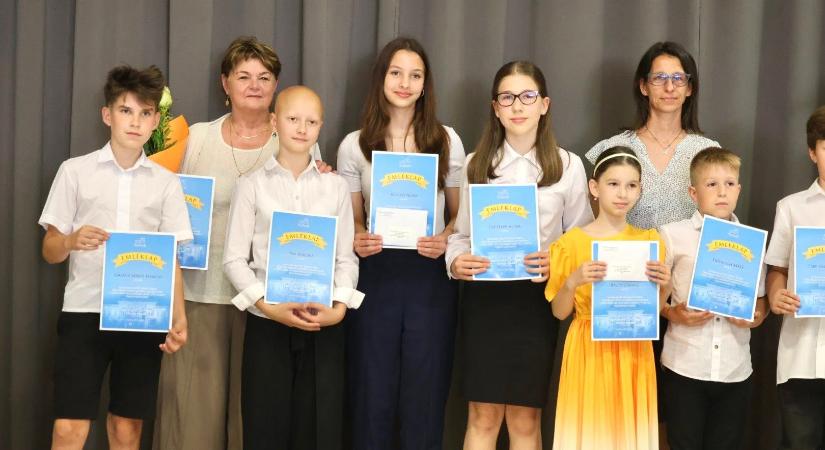 Szolnoki diákokat díjaztak országos versenyeken elért kiváló eredményeikért