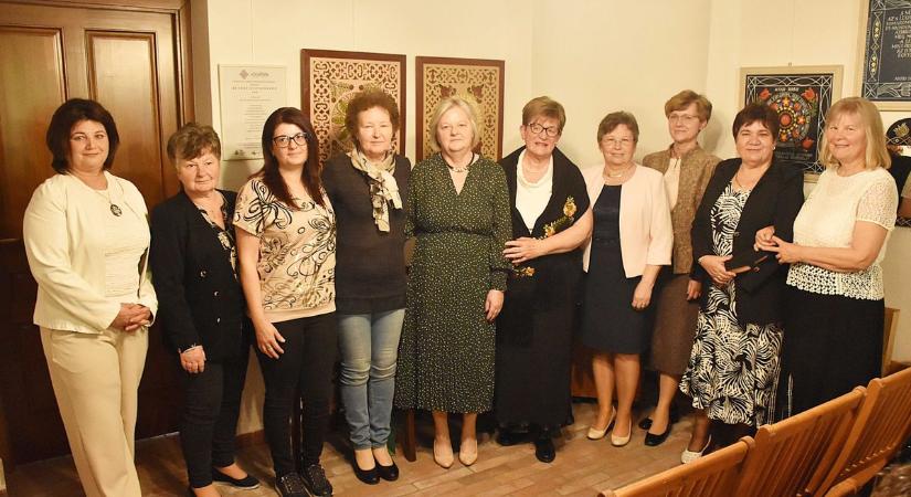 A közösség szenvedélyévé vált a bútorfestés, páratlan alkotásaikat kiállításon mutatták be – videóval, galériával