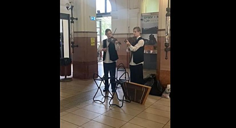 Így emlékeztetnek a nemzeti összetartozásra a szombathelyi zenészek - videó