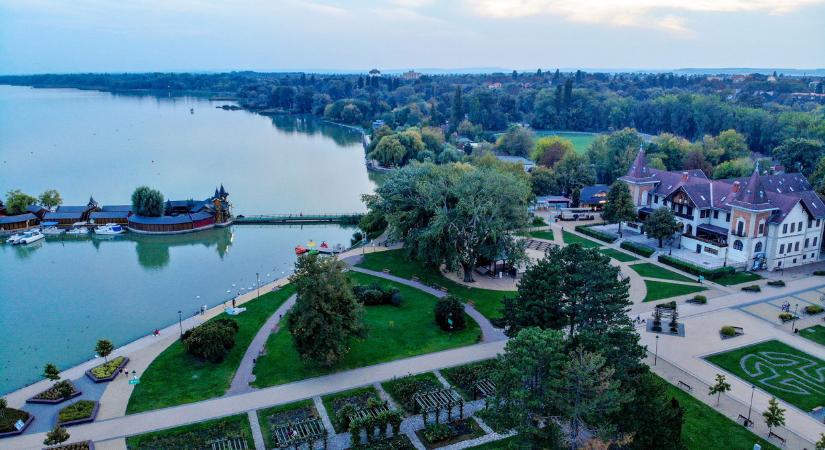 Elképesztő árak a Balatonnál: hihetetlen, mennyiért mennek az átlagos nyaralók a magyar tengernél