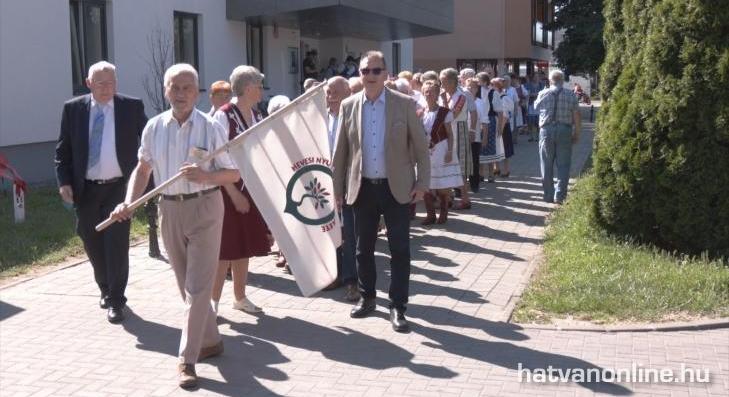 Nótázás és táncos felvonulás Hevesen 