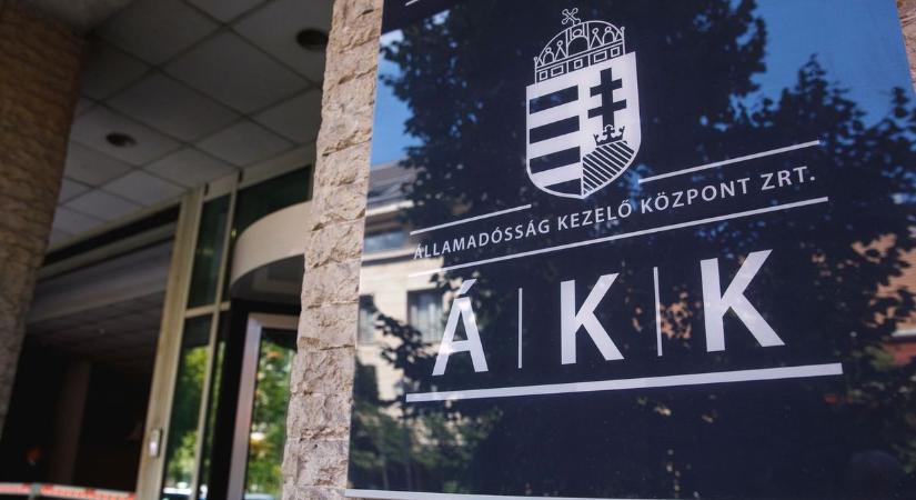 Hatalmas kereslet mellett dobott piacra állampapírokat az ÁKK