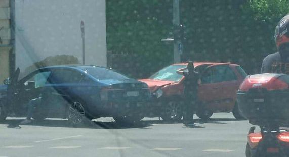 Autók ütköztek a forgalmas debreceni kereszteződésben