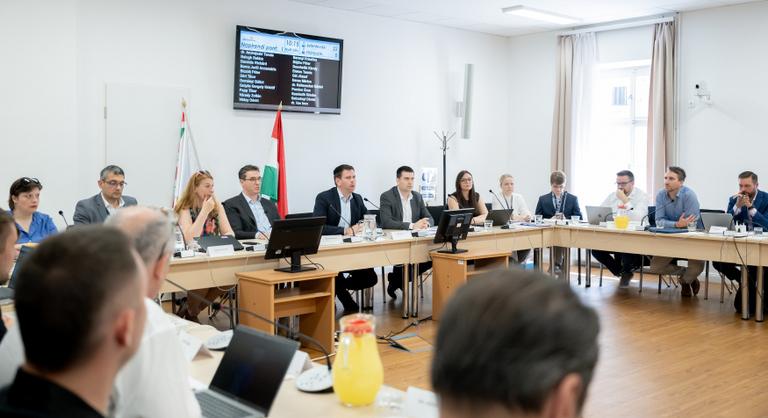 Bekiabálások és drámai kijelentések a főváros megmentéséről szóló rendkívüli ülésen