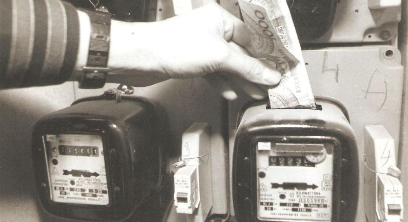Mit csinál ez az ember a villanyórával? – Rejtélyes fotó 1991-ből
