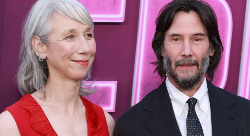 Keanu Reeves párja mélyen kivágott estélyiben pózolt a premieren: csak úgy villogtak a vakuk
