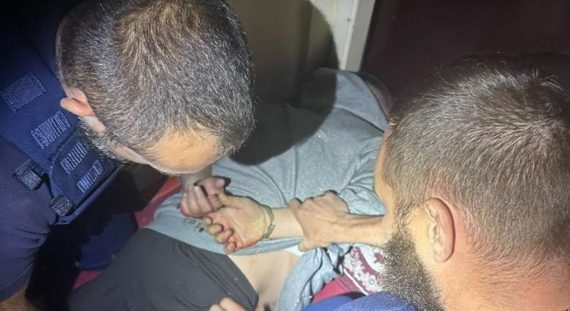 Kiderült, hogyan tudták leteperni az anyját megkéselő, majd bezárkózó szolnoki férfit a rendőrök
