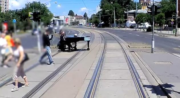 Több mint száz éves zongorával gurultak át a zebrán a XIII. kerületben - videó