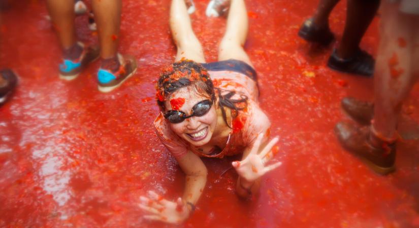 Paradicsomvihar Spanyolországból – A La Tomatina fesztivál története és hangulata