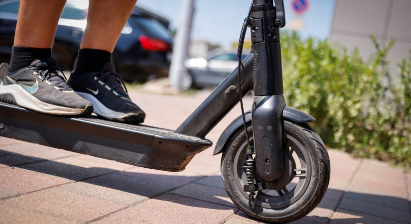 Kerékpárossal ütköző rollerest keres a rendőrség