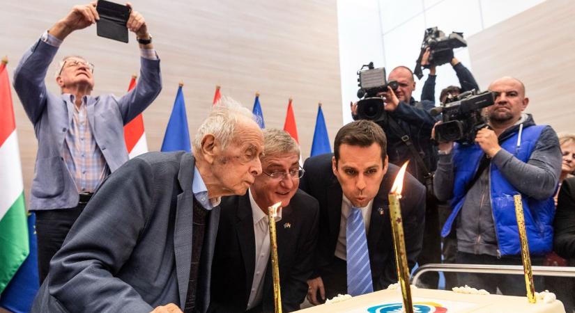 Összeállt a DK-SZDSZ-MSZP-koalíció: be is indult a jobboldal sovinisztázása