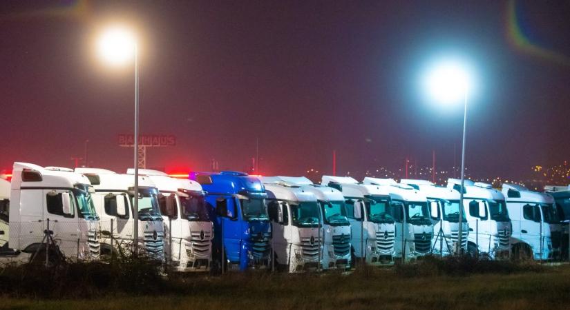 Részlegesen feloldják a kamionstopot a hosszú hétvégén