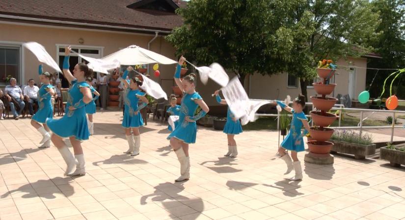 Családjukkal töltöttek el egy jó hangulatú délutánt a Szávay utcai idősotthon lakói