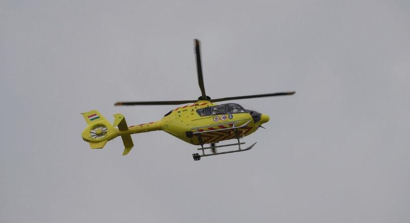 Árokba hajtott egy gépkocsi, mentőhelikopter is érkezett a helyszínre